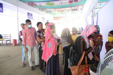 Hastalar, Bangladeş 'in başkenti Dhaka' da 18 Mart 2020 'de meydana gelen korona virüsü salgını sırasında Dhaka Tıp Fakültesi yerleşkesinin içinde geçici bir tıp kampında (özellikle ateş, soğuk algınlığı, baş ağrısı ve disspnoya için yapılmış) sıra bekliyorlar..