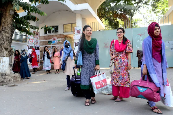 Estudantes Universidade Dhaka Deixam Seu Dormitório Para Para Casa Após — Fotografia de Stock