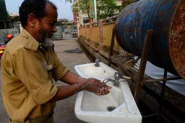 Bangladeş halkı COVID-19, Dhaka, Bangladeş 'teki Coronavirüs' ün yayılmasını önlemek için 22 Mart 2020 'de ellerini yıkıyor..