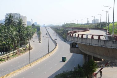 Terk edilmiş sokaklar, 27 Mart 2020 tarihinde Bangladeş 'in Dhaka kentindeki COVID-19 koronavirüsüne karşı hükümet tarafından uygulanan tecrit sırasında çekilmiştir..