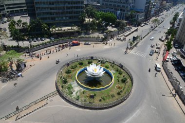 1 Nisan 2020 'de Bangladeş' in Dhaka kentindeki COVID-19 Coronavirüsüne karşı hükümet tarafından uygulanan tecrit sırasında, Motijheel 'deki en kalabalık iş yerinin ıssız sokakları.. 