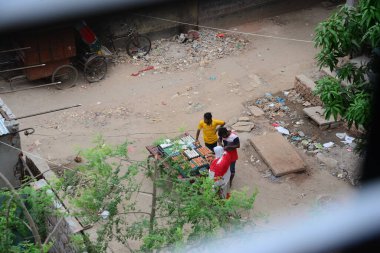 Tedarikçi, 17 Nisan 2020 'de Bangladeş' in Dhaka kentindeki COVID-19 coronavirüsünün yayılmasına karşı önleyici bir tedbir olarak hükümet tarafından uygulanan tecrit sırasında sokakta yumurta satıyor..