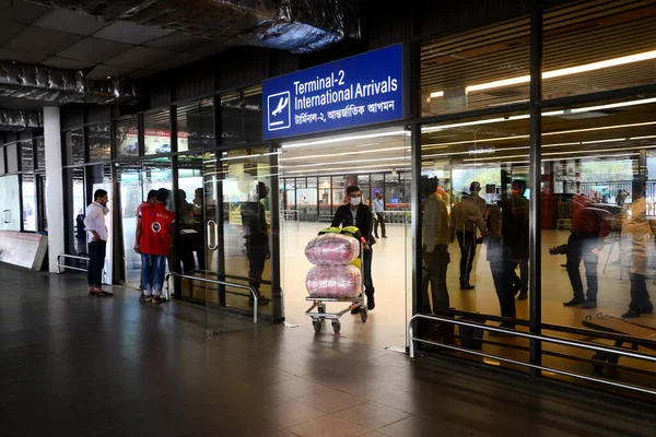 Пассажиры Надевают Маски Защиты Распространения Коронавируса Прибытии Малайзии Международный Аэропорт — стоковое фото