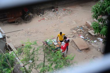 Tedarikçi, 17 Nisan 2020 'de Bangladeş' in Dhaka kentindeki COVID-19 coronavirüsünün yayılmasına karşı önleyici bir tedbir olarak hükümet tarafından uygulanan tecrit sırasında sokakta yumurta satıyor..