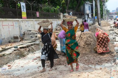 Bangladeş Günlük İşçi Partisi, 3 Haziran 2020 'de Bangladeş' in Dhaka kentindeki bir yol inşaatında maskesiz çalışıyor. 