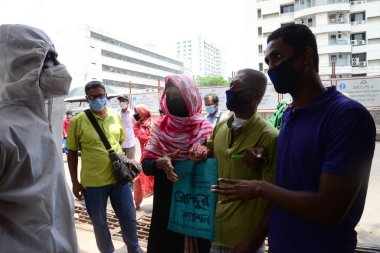 Bangladeş, Dhaka 'daki koronavirüs salgınının ardından Bangabandhu Şeyh Mujib Tıp Üniversitesi' nde 3 Haziran 2020 'de COVID-19 test merkezine girmek için kuyrukta bekleyenler var. 