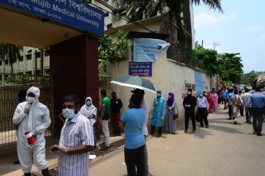 Bangladeş, Dhaka 'daki koronavirüs salgınının ardından Bangabandhu Şeyh Mujib Tıp Üniversitesi' nde 3 Haziran 2020 'de COVID-19 test merkezine girmek için kuyrukta bekleyenler var. 