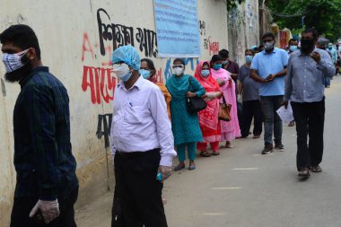 Bangladeş, Dhaka 'daki koronavirüs salgınının ardından Bangabandhu Şeyh Mujib Tıp Üniversitesi' nde 3 Haziran 2020 'de COVID-19 test merkezine girmek için kuyrukta bekleyenler var. 