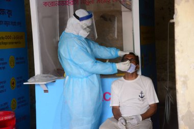 Bangladeş, Dhaka 'daki Coronavirüs salgını sonrası Bangabandhu Şeyh Mujib Tıp Üniversitesi' nde 3 Haziran 2020 'de COVID-19 Coronavirüs testi yaptıran bir adam. 
