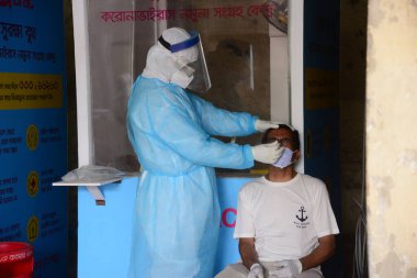 Bangladeş, Dhaka 'daki Coronavirüs salgını sonrası Bangabandhu Şeyh Mujib Tıp Üniversitesi' nde 3 Haziran 2020 'de COVID-19 Coronavirüs testi yaptıran bir adam. 