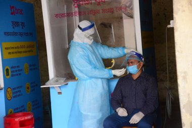 Bangladeş, Dhaka 'daki Coronavirüs salgını sonrası Bangabandhu Şeyh Mujib Tıp Üniversitesi' nde 3 Haziran 2020 'de COVID-19 Coronavirüs testi yaptıran bir adam. 
