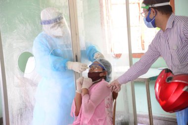 Bangladeş, Dhaka 'daki Coronavirüs salgını sonrası Bangabandhu Şeyh Mujib Tıp Üniversitesi' nde 3 Haziran 2020 tarihinde COVID-19 Coronavirüs testi yaptırır.. 
