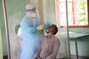 Bangladeş, Dhaka 'daki Coronavirüs salgını sonrası Bangabandhu Şeyh Mujib Tıp Üniversitesi' nde 3 Haziran 2020 'de COVID-19 Coronavirüs testi yaptıran bir adam. 