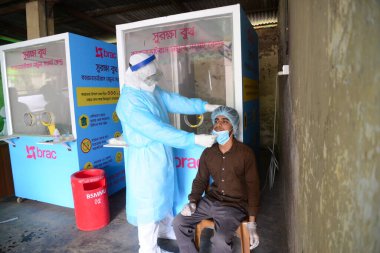 Bangladeş, Dhaka 'daki Coronavirüs salgını sonrası Bangabandhu Şeyh Mujib Tıp Üniversitesi' nde 3 Haziran 2020 'de COVID-19 Coronavirüs testi yaptıran bir adam. 