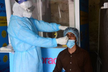 Bangladeş, Dhaka 'daki Coronavirüs salgını sonrası Bangabandhu Şeyh Mujib Tıp Üniversitesi' nde 3 Haziran 2020 'de COVID-19 Coronavirüs testi yaptıran bir adam. 