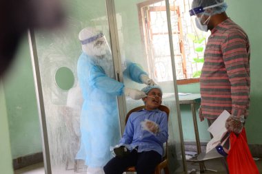 Bangladeş, Dhaka 'daki Coronavirüs salgını sonrası Bangabandhu Şeyh Mujib Tıp Üniversitesi' nde 3 Haziran 2020 tarihinde COVID-19 Coronavirüs testi yaptırır.. 