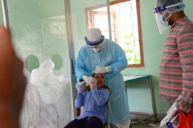 Bangladeş, Dhaka 'daki Coronavirüs salgını sonrası Bangabandhu Şeyh Mujib Tıp Üniversitesi' nde 3 Haziran 2020 tarihinde COVID-19 Coronavirüs testi yaptırır.. 