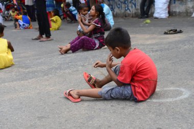 Bangladeş, Dhaka 'daki Dhaka Üniversitesi Kamp bölgesinde 3 Haziran 2020' de meydana gelen koronavirüs salgını sırasında evsiz insanlar yiyecek bekliyor.