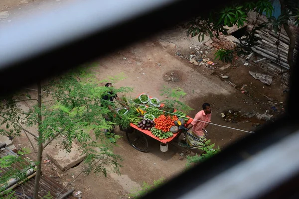 ベンダーは2020年4月22日 バングラデシュのダッカでCovid 19コロナウイルスの拡散防止対策として 政府の強制封鎖中に路上で野菜を販売しています — ストック写真