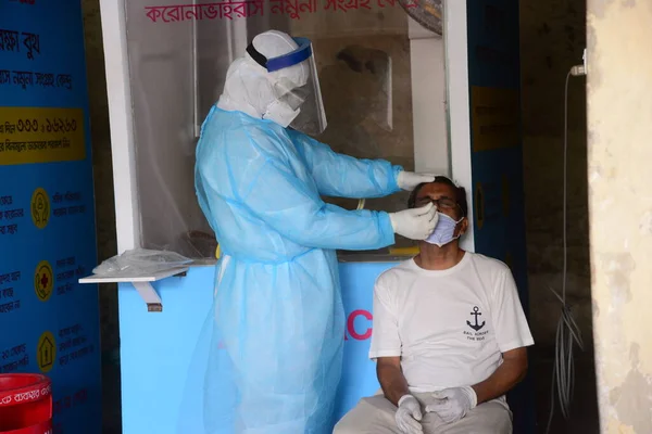 Людина Проходить Тестування Коронавірус Covid Медичному Університеті Бангабандху Шейха Муджиба — стокове фото