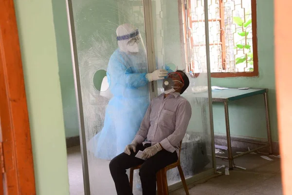 Bangladeş, Dhaka 'daki Coronavirüs salgını sonrası Bangabandhu Şeyh Mujib Tıp Üniversitesi' nde 3 Haziran 2020 'de COVID-19 Coronavirüs testi yaptıran bir adam. 