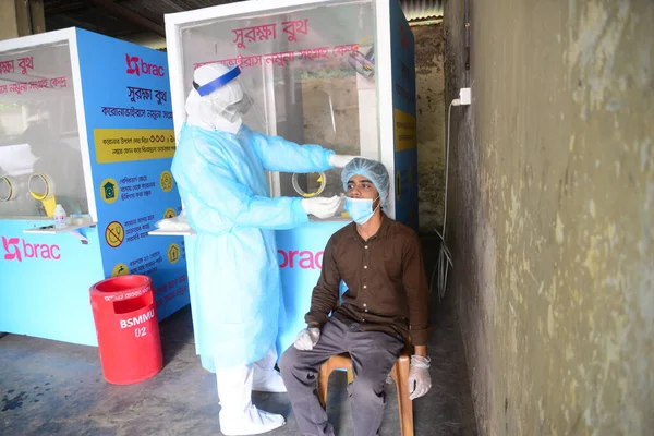 Bangladeş, Dhaka 'daki Coronavirüs salgını sonrası Bangabandhu Şeyh Mujib Tıp Üniversitesi' nde 3 Haziran 2020 'de COVID-19 Coronavirüs testi yaptıran bir adam. 