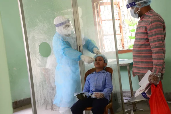 Bangladeş, Dhaka 'daki Coronavirüs salgını sonrası Bangabandhu Şeyh Mujib Tıp Üniversitesi' nde 3 Haziran 2020 tarihinde COVID-19 Coronavirüs testi yaptırır.. 