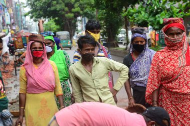 Bangladeş, Dhaka 'daki koronavirüs salgını sırasında, 13 Haziran 2020' de bir yol inşaatında maske takan günlük görevliler çalışıyor.
