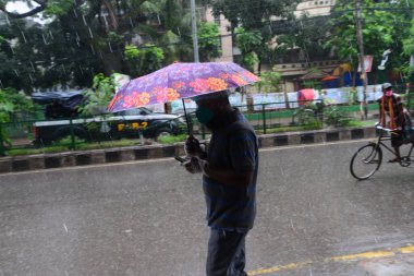 13 Haziran 2020 'de Bangladeş, Dhaka' da meydana gelen koronavirüs salgını sırasında maskeli insanlar sokaklarda hareket ediyor.