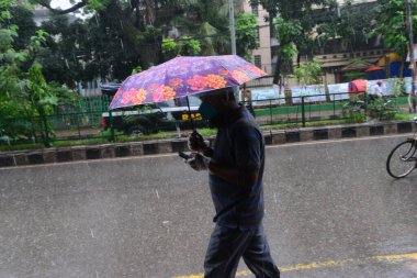 13 Haziran 2020 'de Bangladeş, Dhaka' da meydana gelen koronavirüs salgını sırasında maskeli insanlar sokaklarda hareket ediyor.