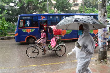 13 Haziran 2020 'de Bangladeş, Dhaka' da meydana gelen koronavirüs salgını sırasında maskeli insanlar sokaklarda hareket ediyor.