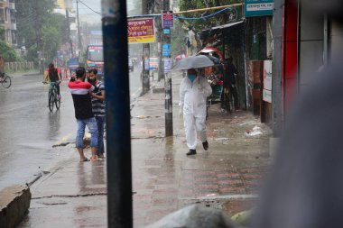 13 Haziran 2020 'de Bangladeş, Dhaka' da meydana gelen koronavirüs salgını sırasında maskeli insanlar sokaklarda hareket ediyor.