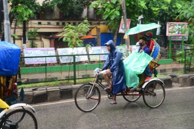 13 Haziran 2020 'de Bangladeş, Dhaka' da meydana gelen koronavirüs salgını sırasında maskeli insanlar sokaklarda hareket ediyor.