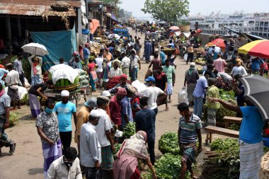 Bangladeş halkı, Bangladeş 'in Dhaka kentindeki COVID-19 koronavirüsüne karşı 4 Nisan 2020' de hükümet tarafından uygulanan tecrit sırasında ürün satın almak için bir mutfak pazarında toplandı.. 