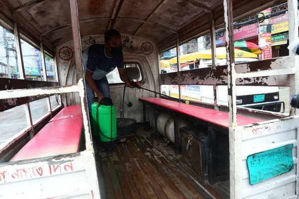 Trabajador Rocía Desinfectante Dentro Vehículo Durante Brote Coronavirus Dhaka Bangladesh — Foto de Stock