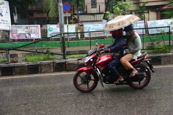 Povos Vestindo Movimentos Máscaras Rua Sob Chuva Durante Surto Coronavírus — Fotografia de Stock