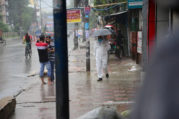 13 Haziran 2020 'de Bangladeş, Dhaka' da meydana gelen koronavirüs salgını sırasında maskeli insanlar sokaklarda hareket ediyor.