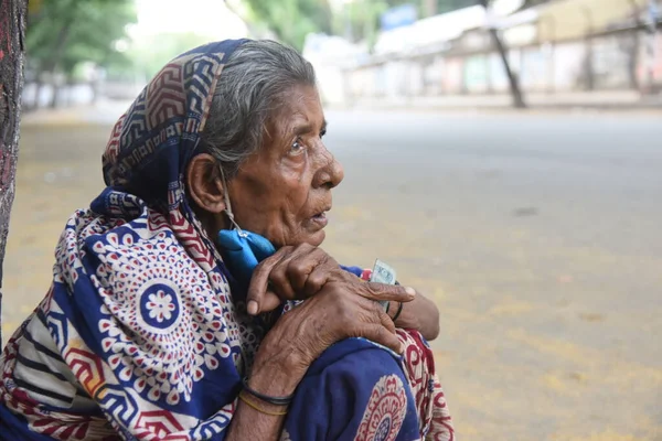 Stará Žena Čeká Jídlo Ulici Během Vládou Nařízeného Uzamčení Jako — Stock fotografie