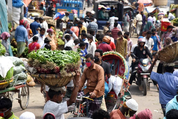 孟加拉国人民聚集在厨房市场上购买商品 这是政府于2020年4月4日在孟加拉国达卡实施的针对Covid 19头牛的预防性措施 — 图库照片