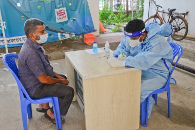 29 Ağustos 2020 tarihinde Bangladeş 'in Dhaka kentindeki koronavirüs salgını sırasında, Mugda Tıp Fakültesi ve Hastanesi' nde COVID-19 Coronavirüs testi yaptırmak için sağlık görevlileriyle görüşmeler yapıldı.