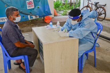 29 Ağustos 2020 tarihinde Bangladeş 'in Dhaka kentindeki koronavirüs salgını sırasında, Mugda Tıp Fakültesi ve Hastanesi' nde COVID-19 Coronavirüs testi yaptırmak için sağlık görevlileriyle görüşmeler yapıldı.