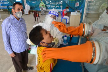 Sağlık çalışanı 29 Ağustos 2020 'de Bangladeş' in Dhaka kentindeki koronavirüs salgınının ortasında Mugda Tıp Fakültesi ve Hastanesi 'nden bir hastadan burun temizleme örneği alır.