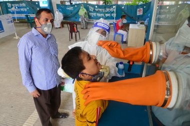 Sağlık çalışanı 29 Ağustos 2020 'de Bangladeş' in Dhaka kentindeki koronavirüs salgınının ortasında Mugda Tıp Fakültesi ve Hastanesi 'nden bir hastadan burun temizleme örneği alır.