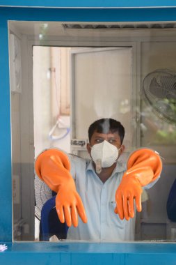 Sağlık çalışanı 29 Ağustos 2020 'de Bangladeş, Dhaka' daki koronavirüs salgınının ortasında Mugda Tıp Fakültesi ve Hastanesi 'nde yaşayan birinden örnek almak için bekliyor.