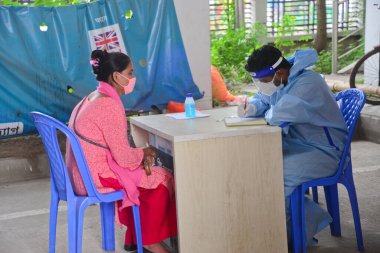 29 Ağustos 2020 tarihinde Bangladeş 'in Dhaka kentindeki koronavirüs salgını sırasında, Mugda Tıp Fakültesi ve Hastanesi' nde COVID-19 Coronavirüs testi yaptırmak için sağlık görevlileriyle görüşmeler yapıldı.