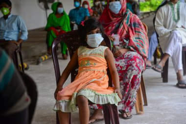 29 Ağustos 202 'de Bangladeş' in Dhaka kentindeki koronavirüs salgınının ortasında, Mugda Tıp Fakültesi ve Hastanesi 'nde COVID-19 koronavirüsü için türbinlerinin test edilmesini bekleyenler