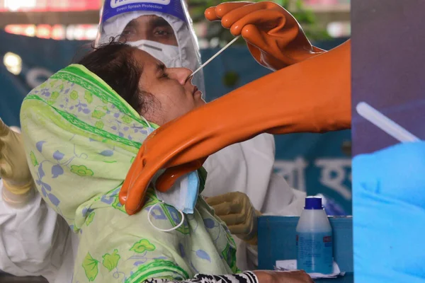 Sağlık çalışanı 29 Ağustos 2020 'de Bangladeş' in Dhaka kentindeki koronavirüs salgınının ortasında Mugda Tıp Fakültesi ve Hastanesi 'nden bir hastadan burun temizleme örneği alır.