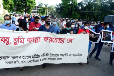 Aktivist, 4 Eylül 2020 'de Bangladeş' in Dhaka kentinde 31 'in kuruluş yıldönümü münasebetiyle çapraz ateşe karşı gösteri ve sergi sırasında fotoğraflar tutuyor.