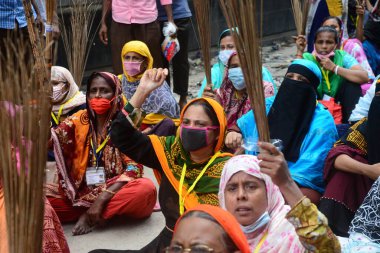 7 Eylül 2020 'de Dhaka, Bangladeş' teki İşçi Sendikası önünde hak ettikleri maaşı talep eden tekstil işçisi protestosu. 