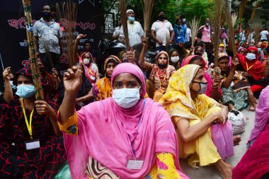 7 Eylül 2020 'de Dhaka, Bangladeş' teki İşçi Sendikası önünde hak ettikleri maaşı talep eden tekstil işçisi protestosu. 